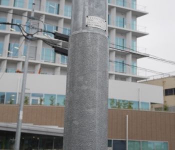 採用事例｜貼り紙防止機能付き信号柱