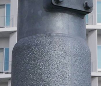 貼り紙防止機能付き信号柱