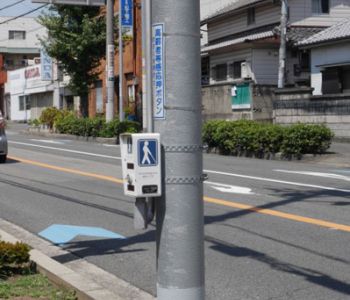 採用事例｜貼り紙防止機能付き信号柱